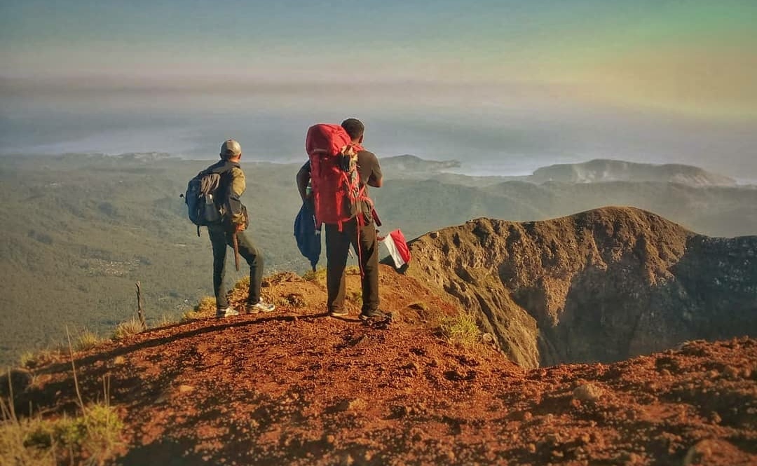 10 Daftar Pilihan Gunung Cantik di Daerah NTT, Favorit Para Wisatawan Dengan Pesona Indahnya 7 10 Daftar Pilihan Gunung Cantik di Daerah NTT, Favorit Para Wisatawan Dengan Pesona Indahnya 7