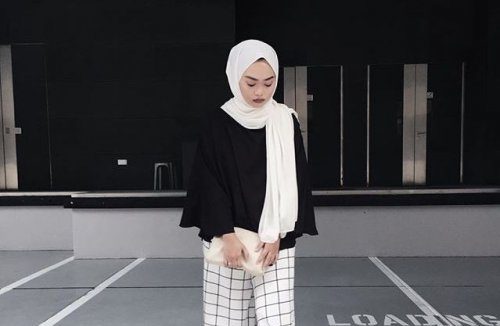 10 Warna Kerudung Yang Pas Buat Baju Hitam, Favorit Sejuta Umat 9 10 Warna Kerudung Yang Pas Buat Baju Hitam, Favorit Sejuta Umat 9