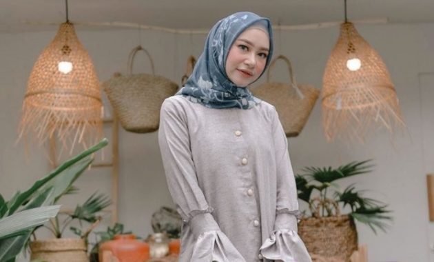 10 Warna Jilbab Yang Cocok Dengan Baju Abu-Abu, Buat Yang Tidak Suka Tampil Secara Mencolok 10
