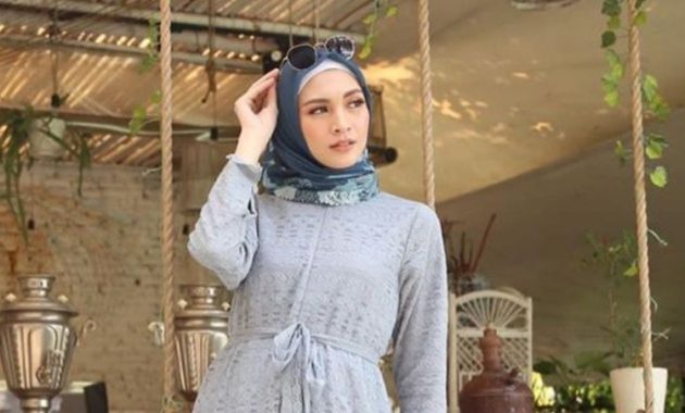 10 Perpaduan Cantik Gamis Abu-Abu dan Jilbab 5 10 Perpaduan Cantik Gamis Abu-Abu dan Jilbab 3
