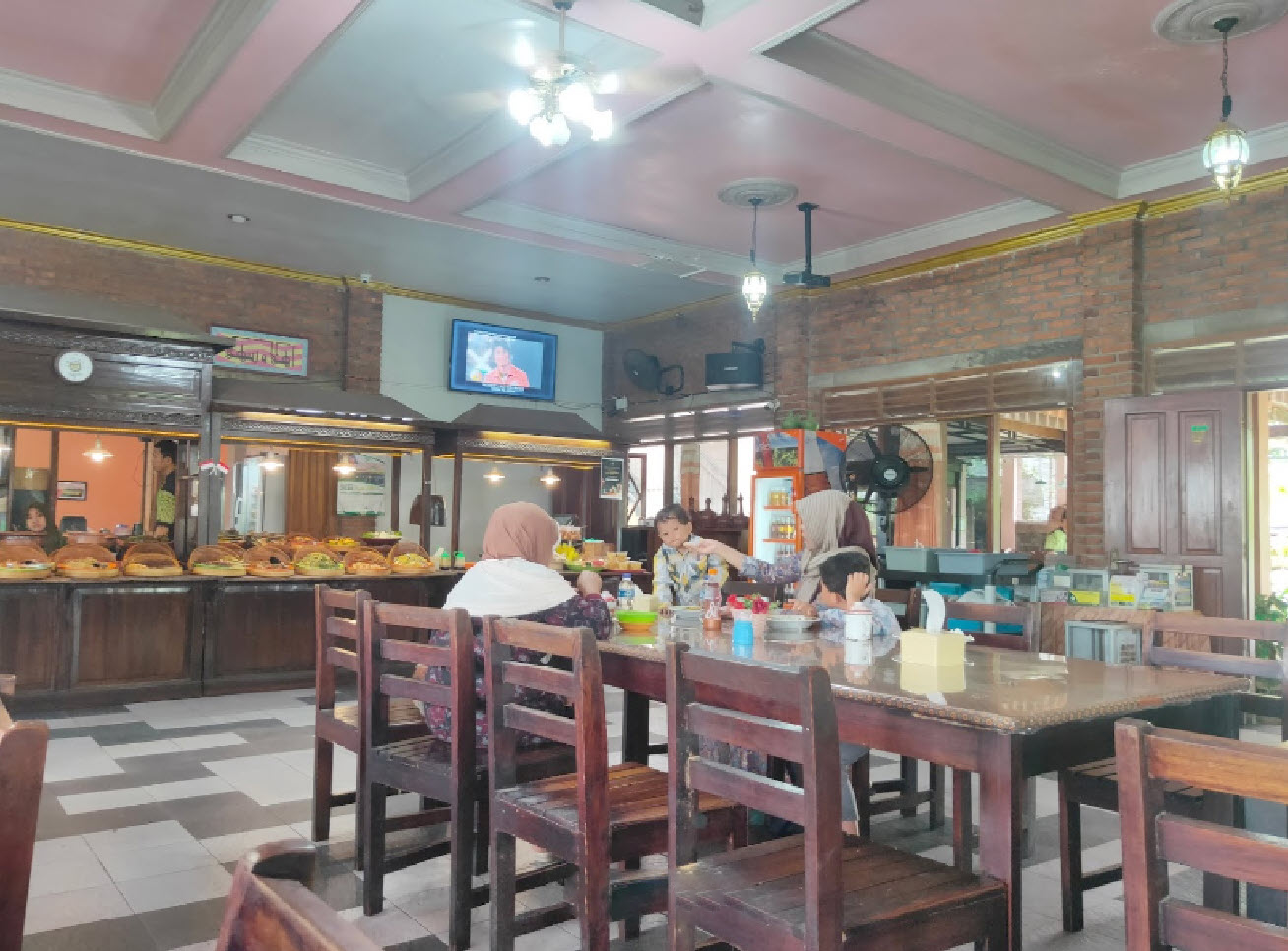 10 Daftar Tempat Makan Populer Yang Asyik Buat Bukber di Cirebon, Yuk Ajak Keluarga Kesini! 10 10 Daftar Tempat Makan Populer Yang Asyik Buat Bukber di Cirebon, Yuk Ajak Keluarga Kesini! 10