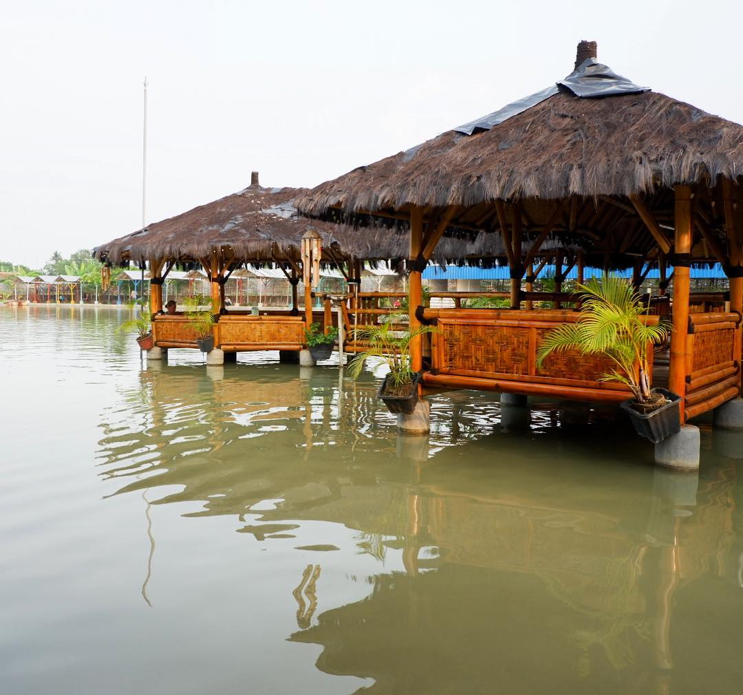 10 Daftar Tempat Makan Populer Yang Asyik Buat Bukber di Cirebon, Yuk Ajak Keluarga Kesini! 4 10 Daftar Tempat Makan Populer Yang Asyik Buat Bukber di Cirebon, Yuk Ajak Keluarga Kesini! 4