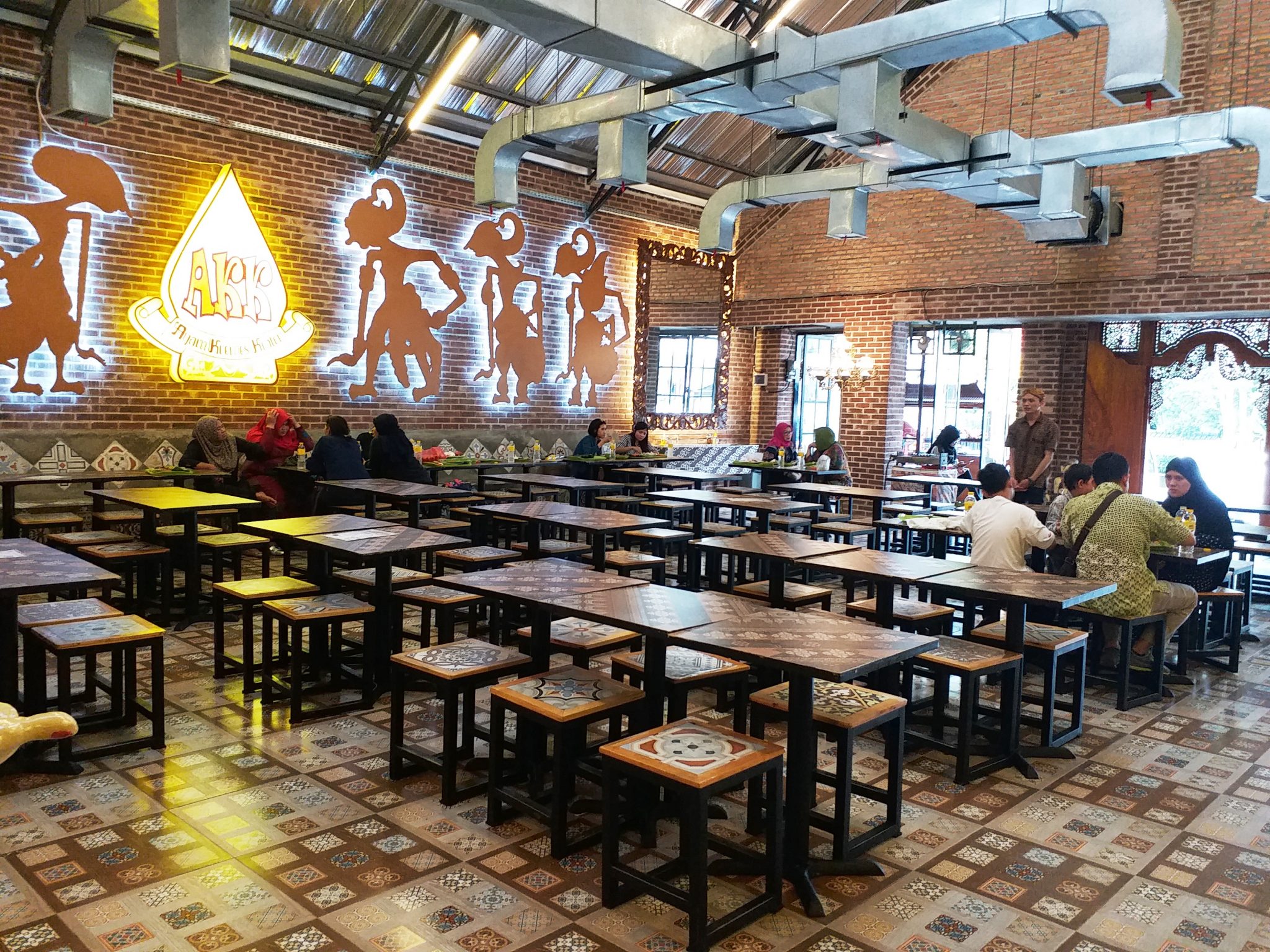 10 Rekomendasi Tempat Makan Untuk Bukber Dengan Keluarga di Tebet, Salah Satunya Warung Mafia! 3