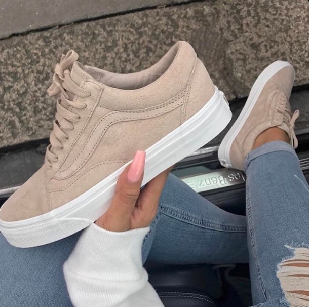 10 Warna Sepatu Yang Cocok Untuk Semua Warna Baju 6