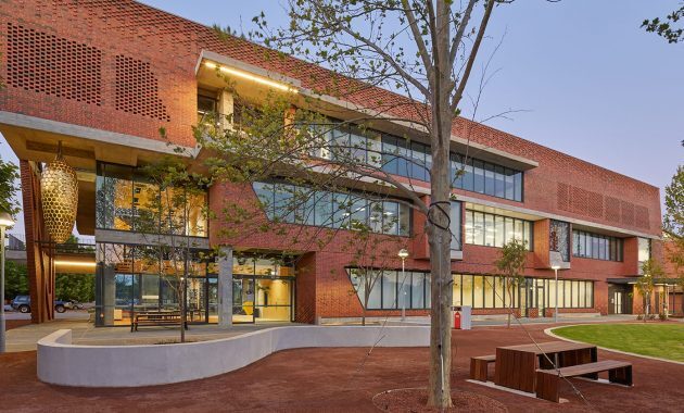 Inilah Daftar Universitas Terbaik Jika Kamu Ingin Kuliah di Australia, Mana Yang Menyediakan Beasiswa? 6 Universitas di australia univ nasional yang menyediakan beasiswa banyak orang indonesia monash jurusan psikologi bisnis hubungan internasional kedokteran menawarkan pendidikan terbaik adelaide ada alamat email aussie barat brisbane dengan biaya murah bagus canberra curtin dan jurusannya darwin deakin daftar tempat kuliah ekonomi favorit griffith queensland hukum iqbaal manajemen nama katolik sistem lpdp melbourne negeri newcastle no 1 perth peringkat ranking sydney seni terkenal 2021 termurah urutan western wollongong nomor ternama top islam adalah advent yg broadcast gold coast cara masuk mendaftar dunia dance fashion design it ilmu komunikasi keperawatan kuliner