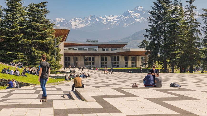 10 Daftar Universitas Terkenal di Perancis dan Jurusannya, Manakah Yang Menyediakan Beasiswa? 4 10 Daftar Universitas Terkenal di Perancis dan Jurusannya, Manakah Yang Menyediakan Beasiswa? 4