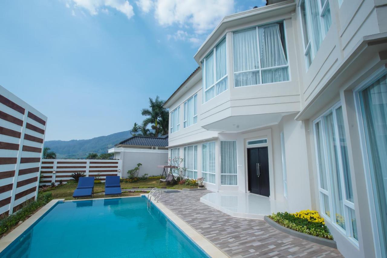 10 Daftar Villa Dengan Kolam Renang Pribadi di Puncak Buat Liburanmu, Mulai Dari Rp2.290.000 9 10 Daftar Villa Dengan Kolam Renang Pribadi di Puncak Buat Liburanmu, Mulai Dari Rp2.290.000 9