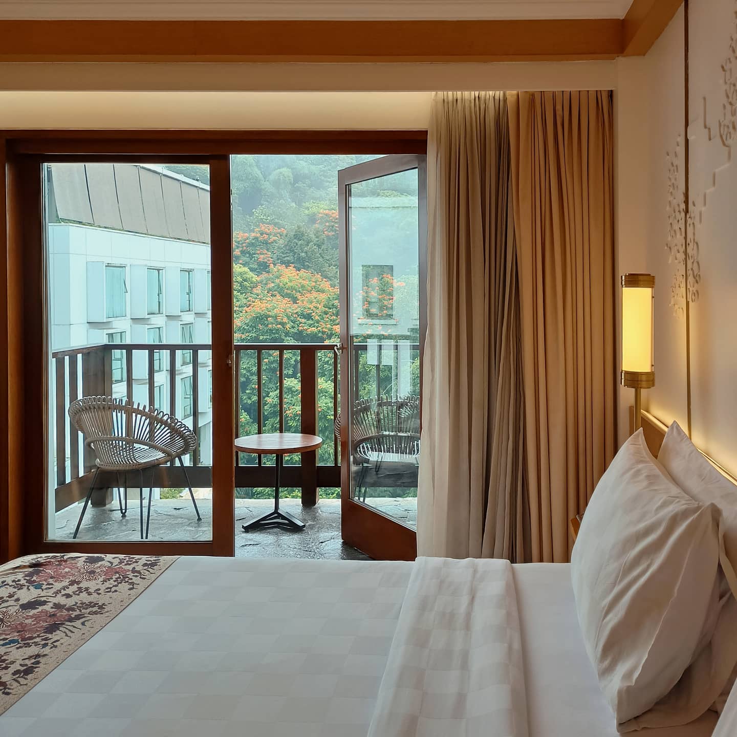 10 Potret Padma Hotel Bandung, Penginapan Mewah Yang Nyaman di Tengah Pepohonan Rimbun 2