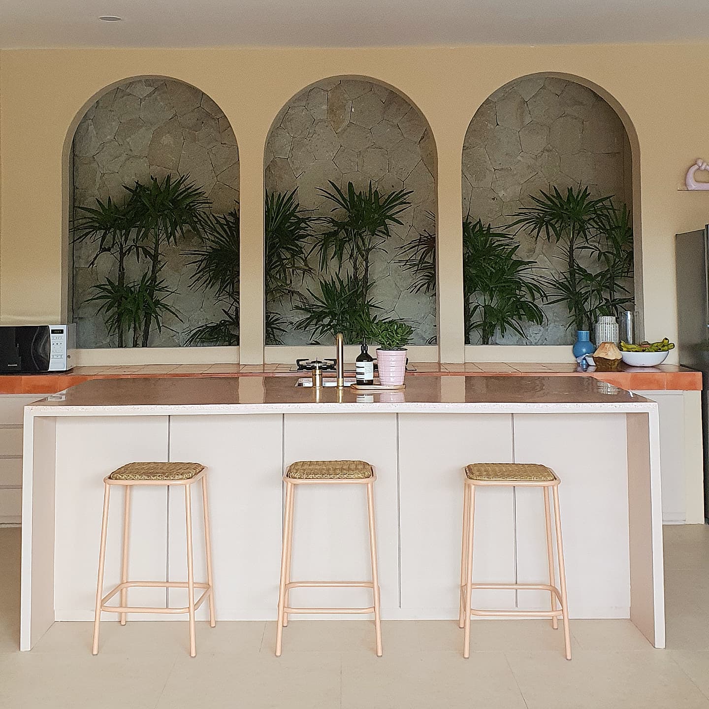 Ingin Menginap di Villa Nuansa Santorini? Casa Miranda Bandung Bisa Buat Staycation Bareng Keluarga 9