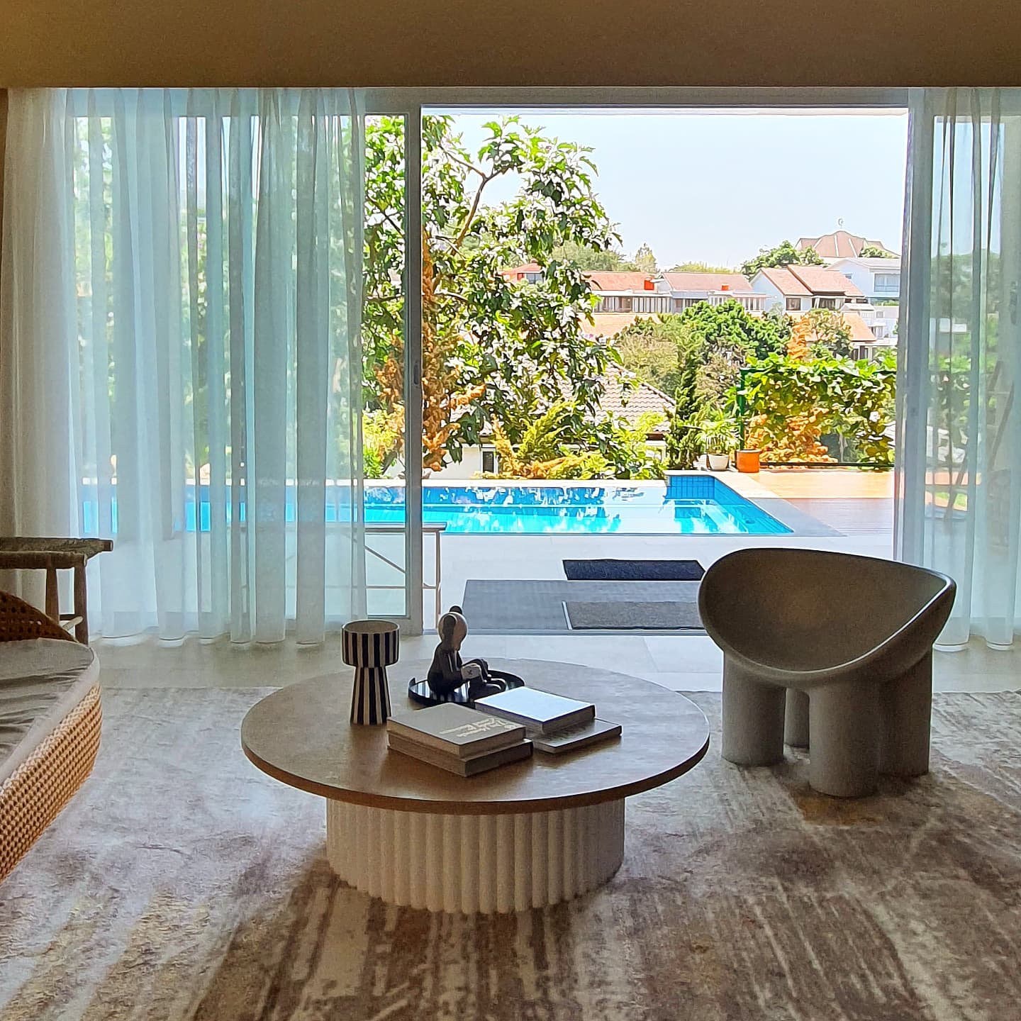 Ingin Menginap di Villa Nuansa Santorini? Casa Miranda Bandung Bisa Buat Staycation Bareng Keluarga 8