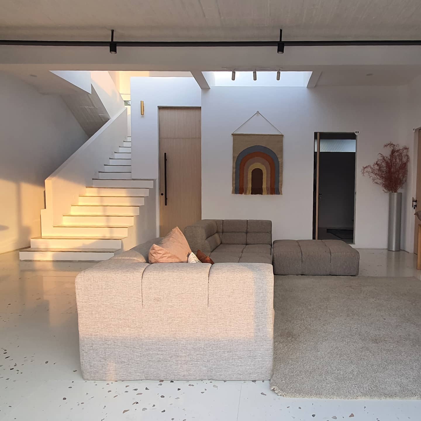 Ingin Menginap di Villa Nuansa Santorini? Casa Miranda Bandung Bisa Buat Staycation Bareng Keluarga 3