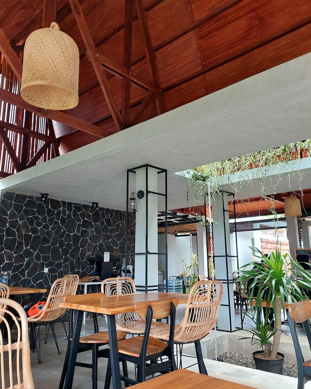 Lagi Hits di Bogor, Lenirra Villa Yang Estetik Dengan Pemandangan Gunung Salak dan Sawah Asri! 3