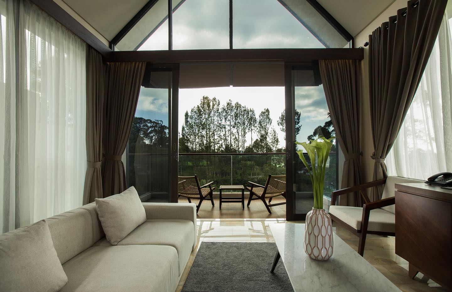 Sunsetfalls Gardens Resort, Penginapan Mewah Yang Dikelilingi 7 Gunung Dengan Pemandangan Cantik 6