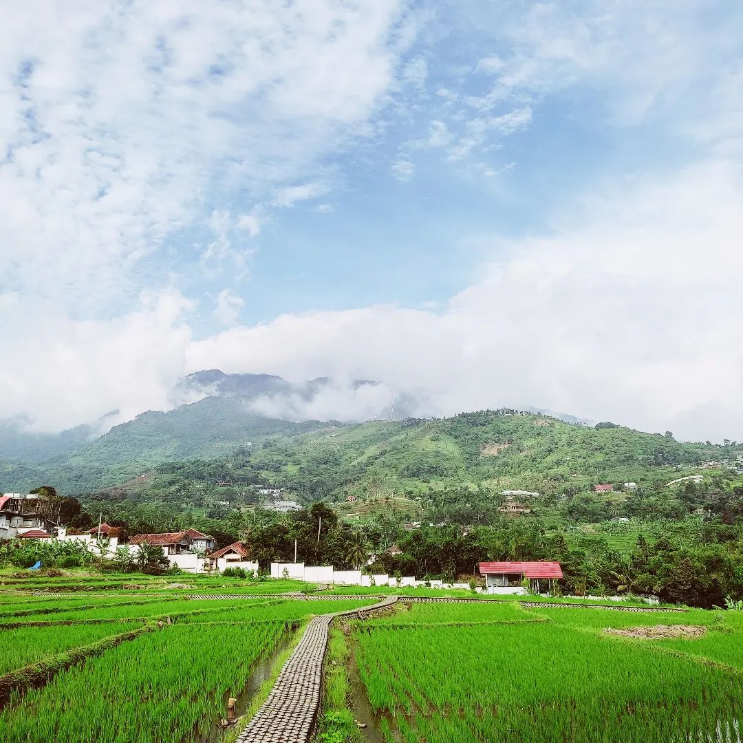 Lagi Hits di Bogor, Lenirra Villa Yang Estetik Dengan Pemandangan Gunung Salak dan Sawah Asri! 1