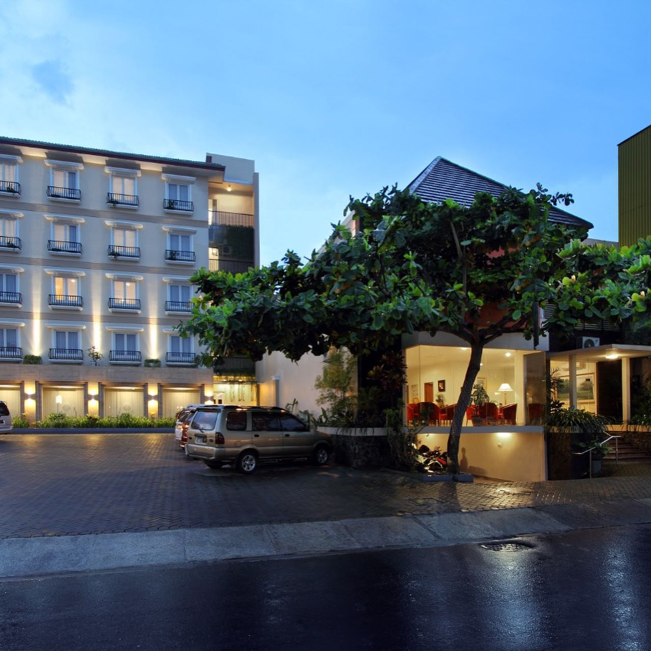 Cari Akomodasi Bintang Tiga Dengan Kolam Renang di Jogja? Emersia Malioboro Bisa Menjadi Pilihan! 1