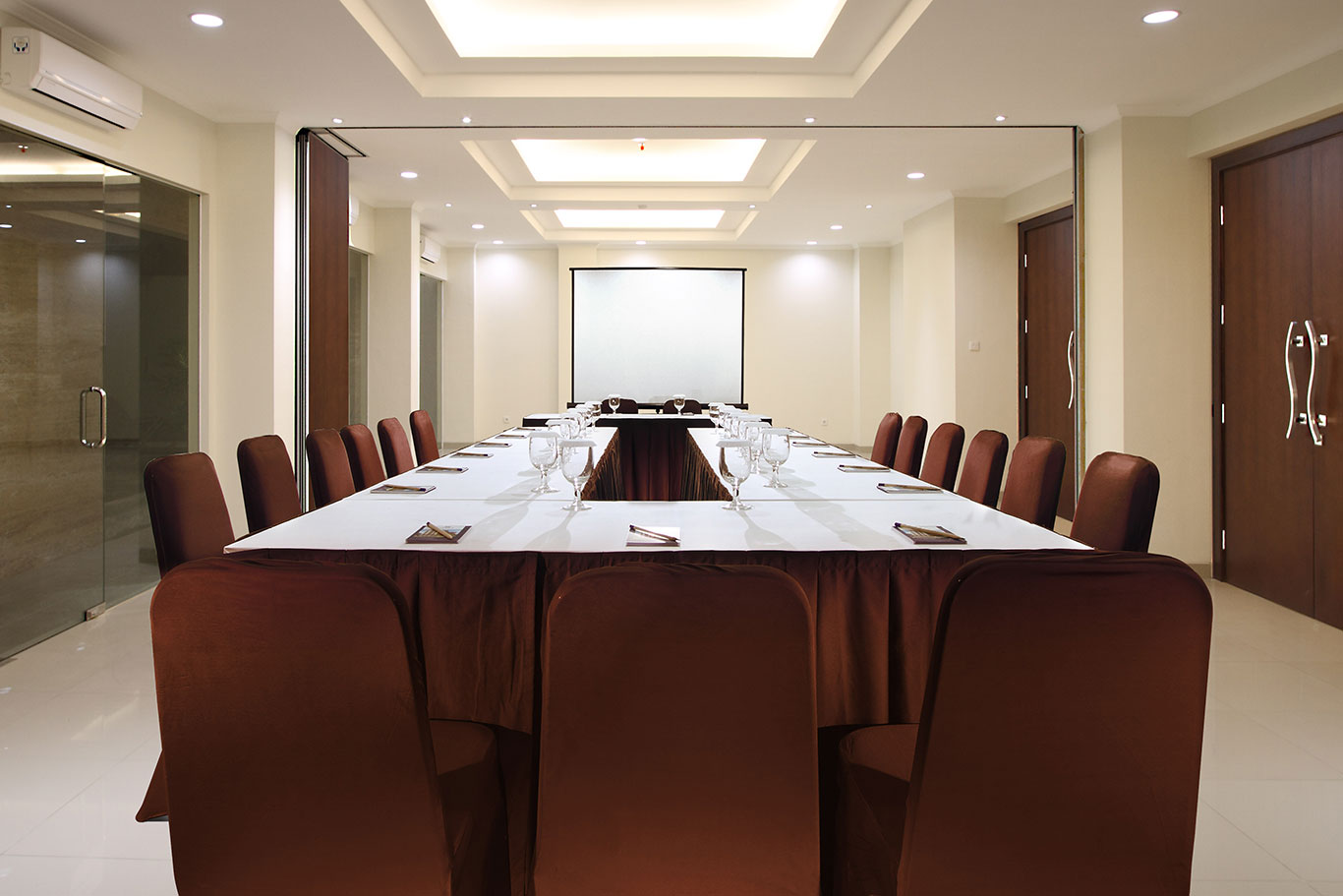 Cari Akomodasi Bintang Tiga Dengan Kolam Renang di Jogja? Emersia Malioboro Bisa Menjadi Pilihan! 9