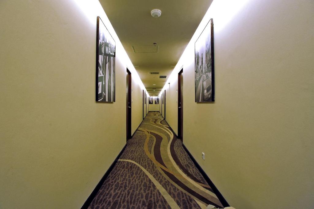 10 Potret Midtown Hotel Surabaya, Akomodasi Bintang Tiga Yang Bernuansa Mewah Mulai Rp414.000 2