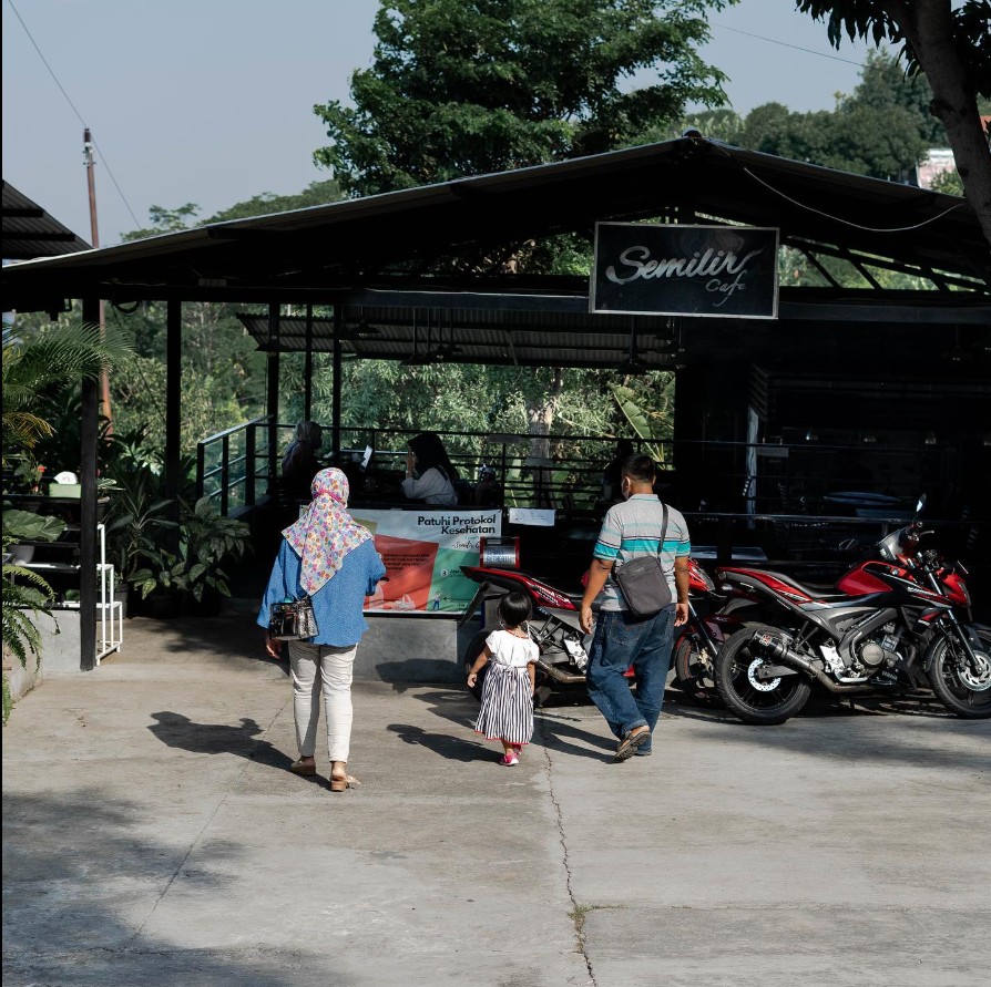 semilir cafe tampak depan