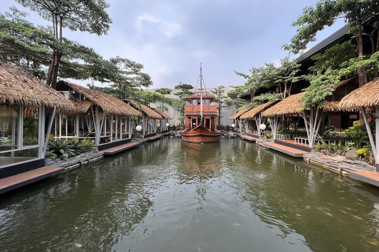 Lembur Kuring Cimanggis: Saung Resto Instagramable dengan Seafood Segar dan Harga Cuma 165K! 1 Kapal Pinisi Lembur Kuring Cimanggis