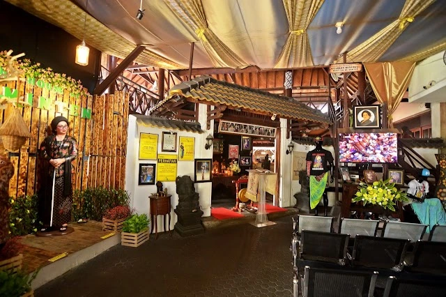 Kuliner Yogyakarta di The House of Raminten: Menu, Harga, Jam Buka, Sejarah & Tips Antrea 1 Kuliner Yogyakarta di The House of Raminten: Menu, Harga, Jam Buka, Sejarah & Tips Antrea 1