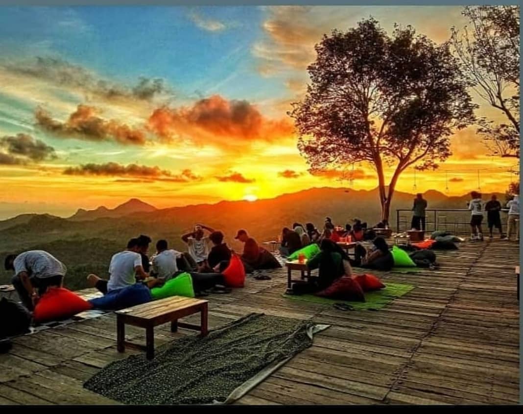 Wisata Alam Bukit Pule Payung: Destinasi Sunrise & Panorama Menakjubkan untuk Keluarga dan Pasangan Romantis 1