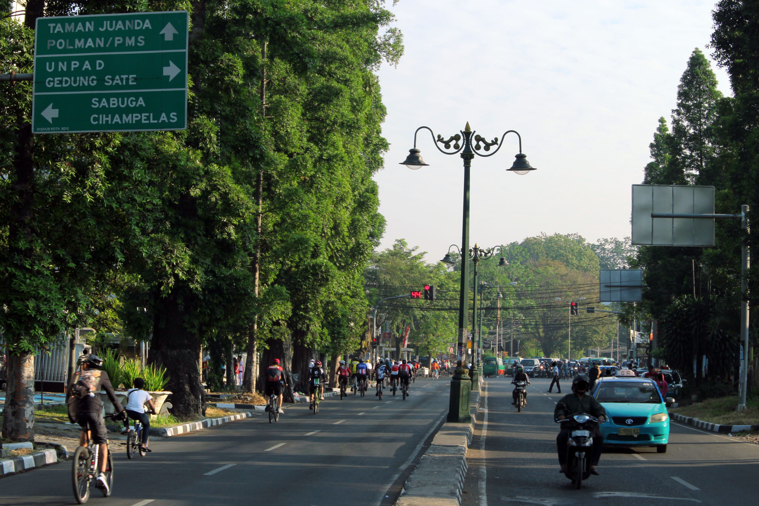 Suasana jalan pagi di Bandung untuk aktivitas keluarga