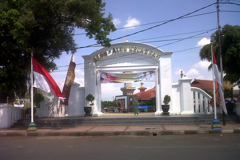Suasana gerbang Alun-Alun Kejaksan Cirebon pada siang hari