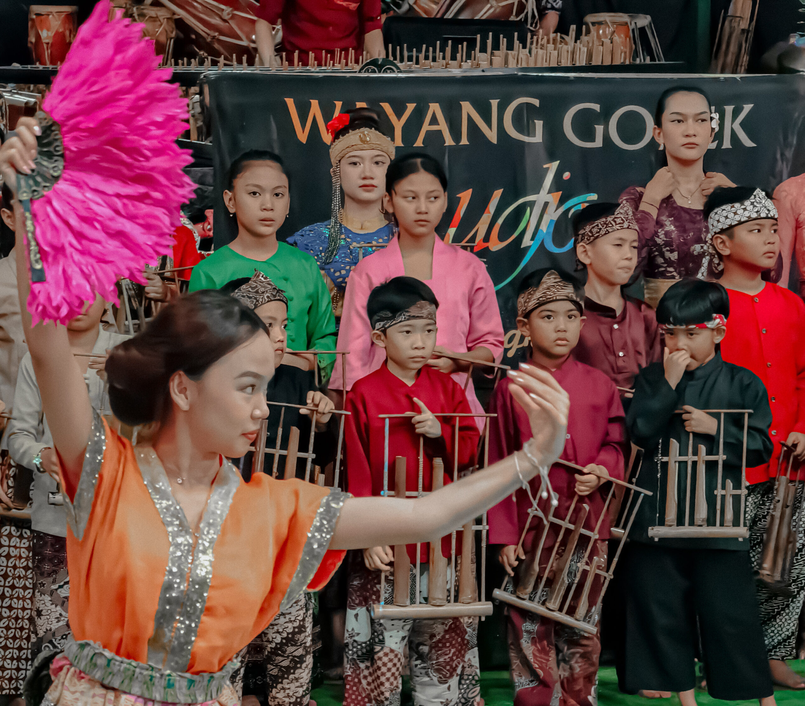 Anak-anak tampil dalam pertunjukan budaya Sunda di Bandung