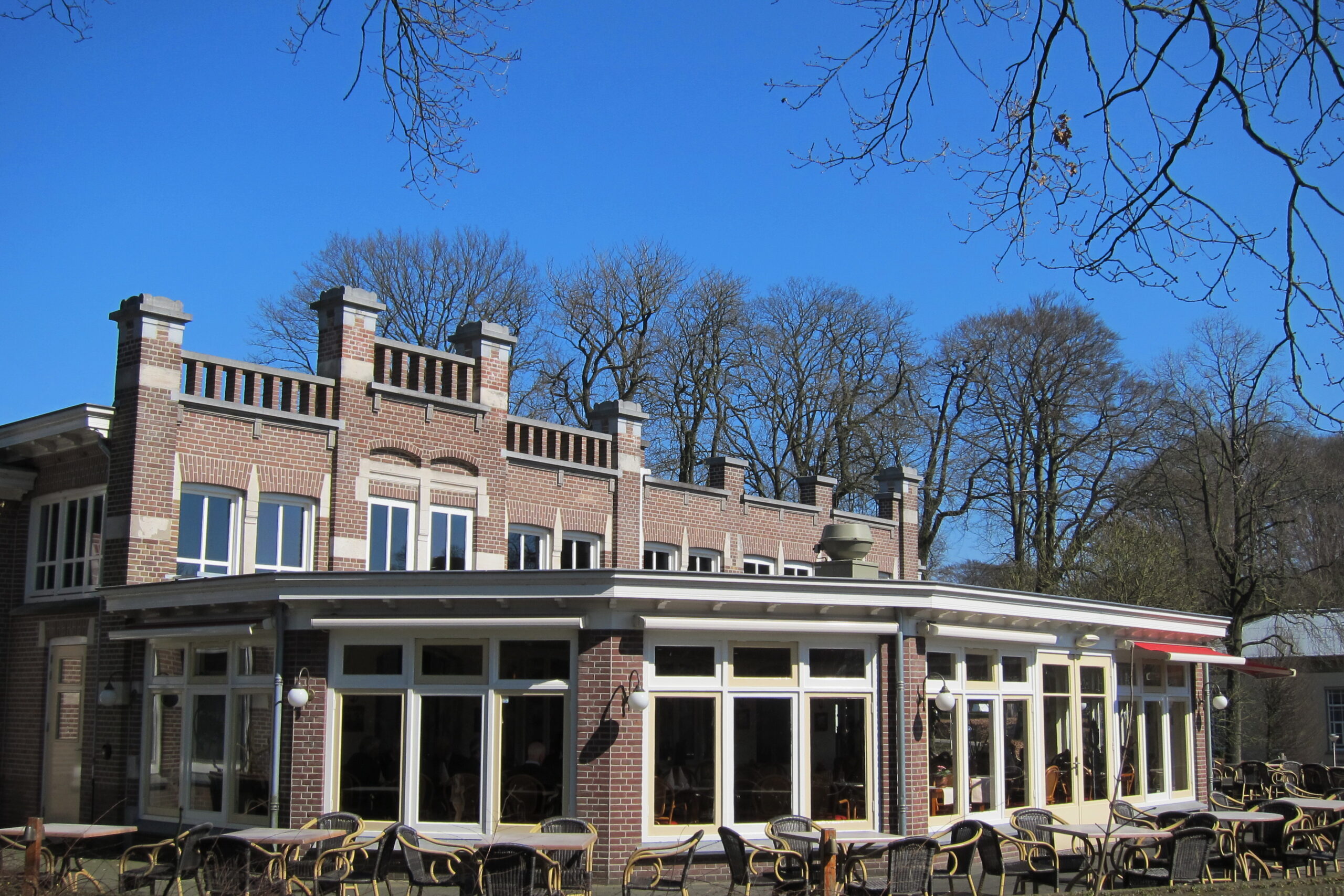 Tempat kuliner tradisional Indonesia dengan suasana khas