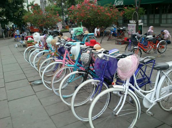 Deretan sepeda sewa di Kota Tua Jakarta pada sore hari
