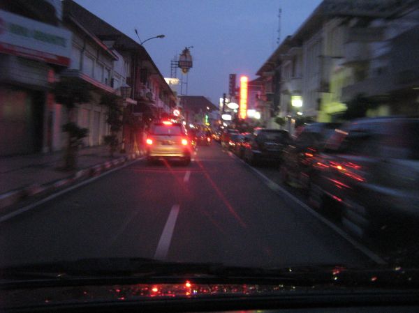 Suasana jalan malam di kawasan Braga Bandung