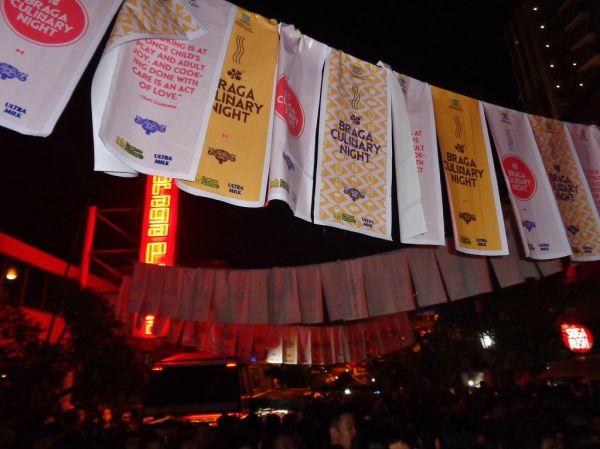 Suasana Braga Culinary Night Bandung pada malam hari