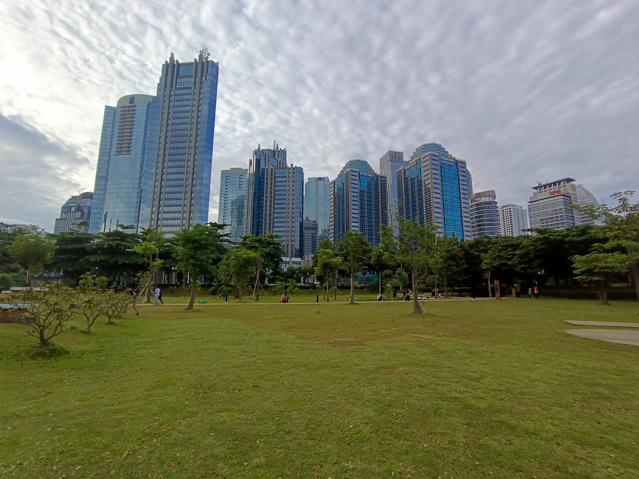 Aktivitas Keluarga Hutan Kota GBK Jakarta Selatan: Rute 3 Jam Minggu Pagi, Area Main Anak, dan Budget Ringan 1