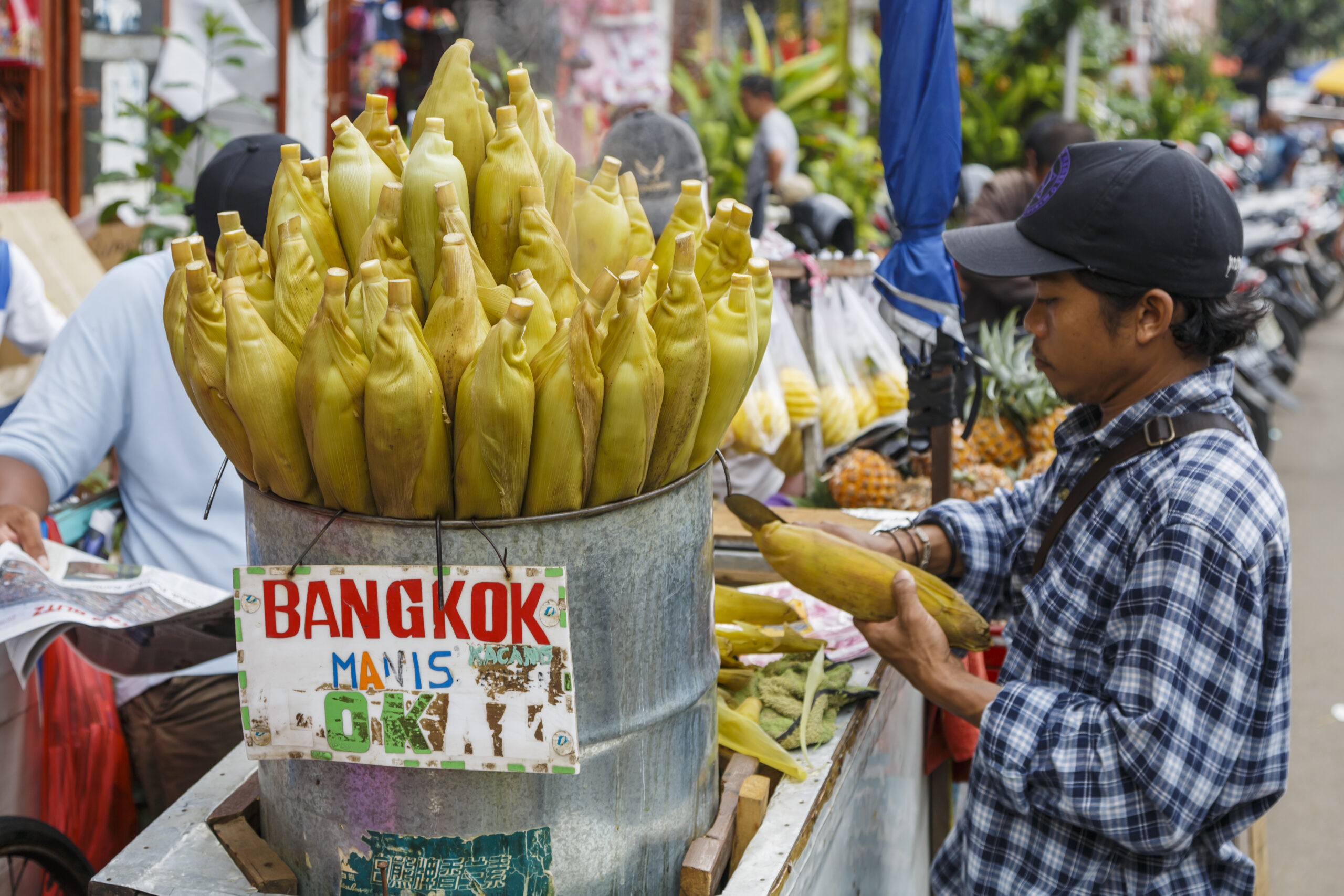 Pedagang jajanan kaki lima di kawasan Glodok Jakarta Barat