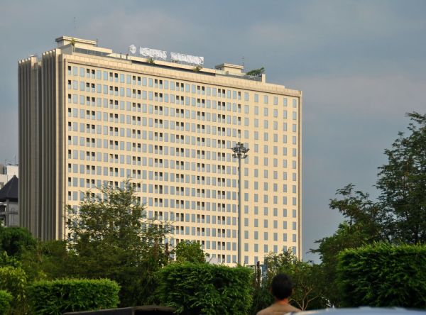 Fasad hotel di kawasan Simpang Lima Semarang untuk referensi hotel keluarga