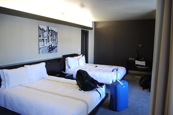 Contoh kamar hotel twin bed yang cocok untuk keluarga kecil