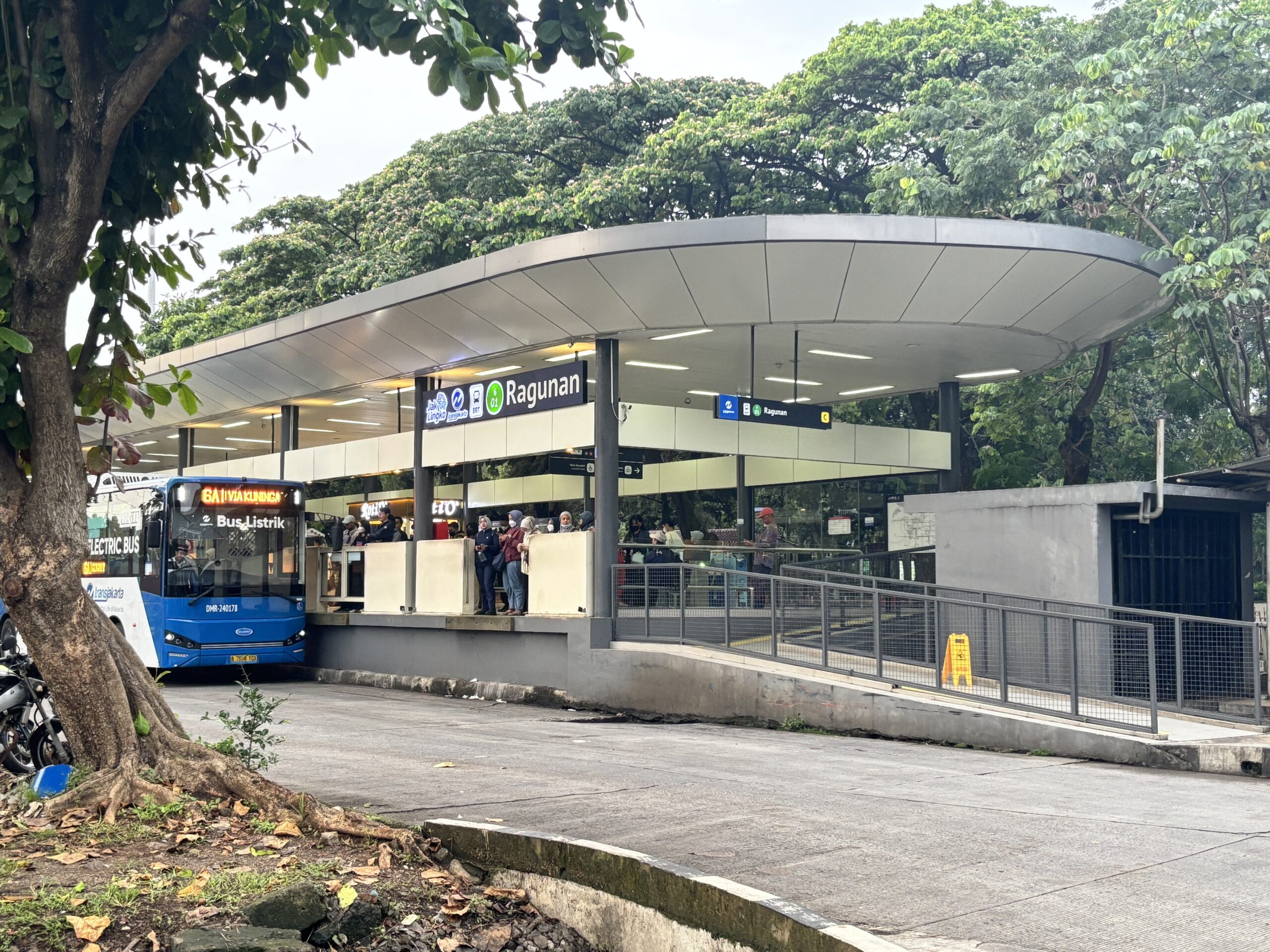 Halte Ragunan untuk akses TransJakarta, rujukan rute keluarga menuju Kebun Binatang Ragunan Jakarta Selatan