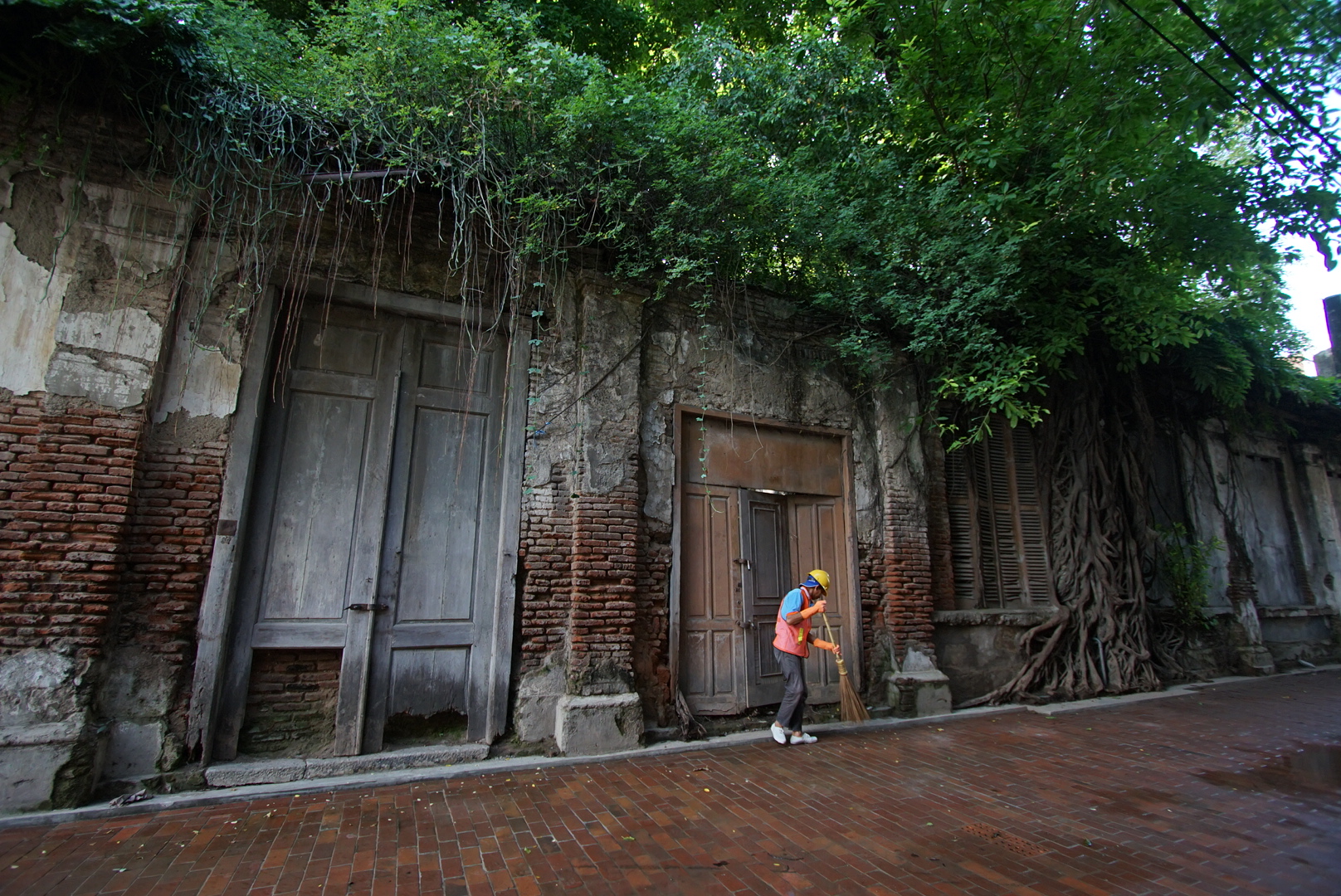 Suasana kawasan Kota Lama Semarang untuk aktivitas keluarga