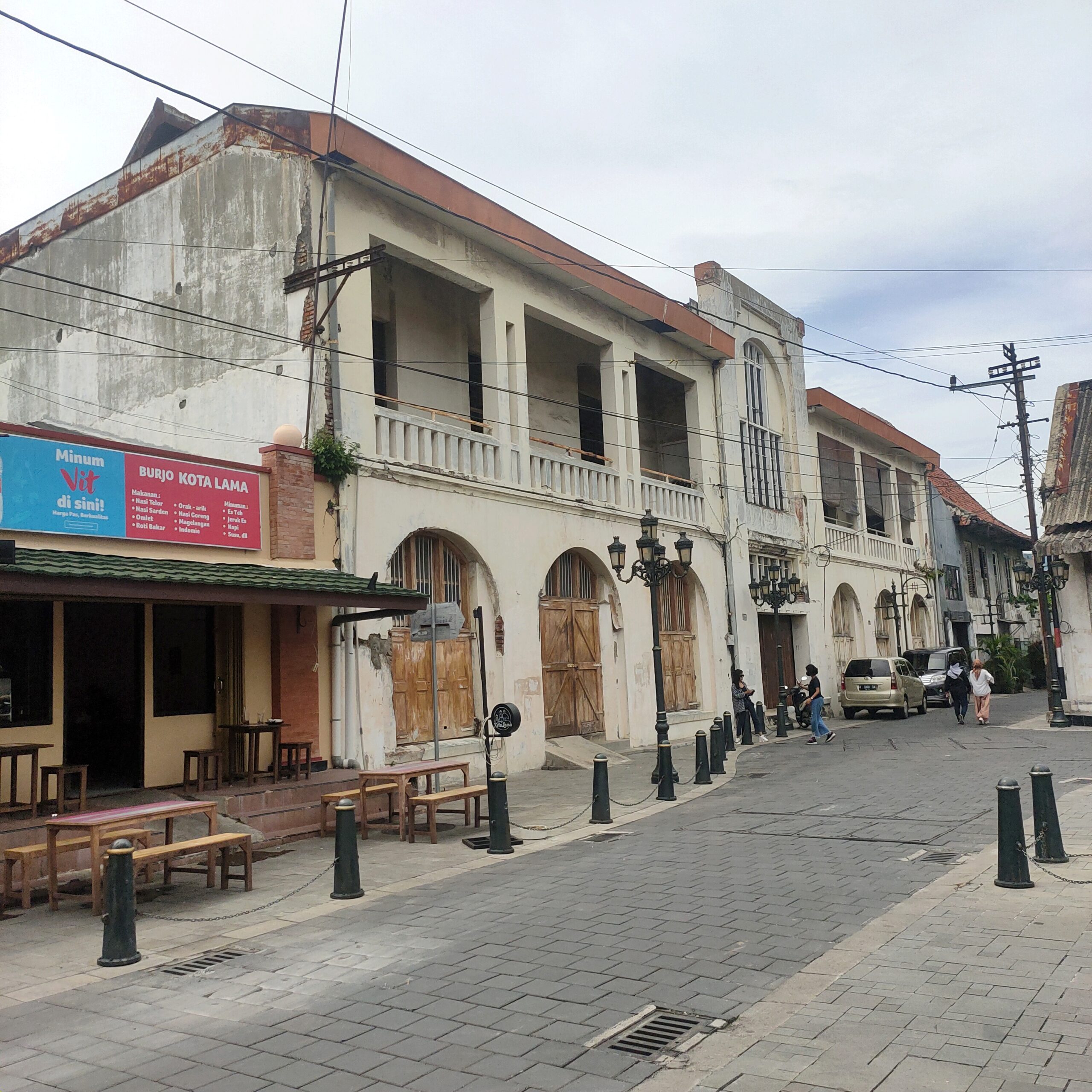 Suasana pejalan kaki di Kota Lama Semarang saat weekend bersama keluarga