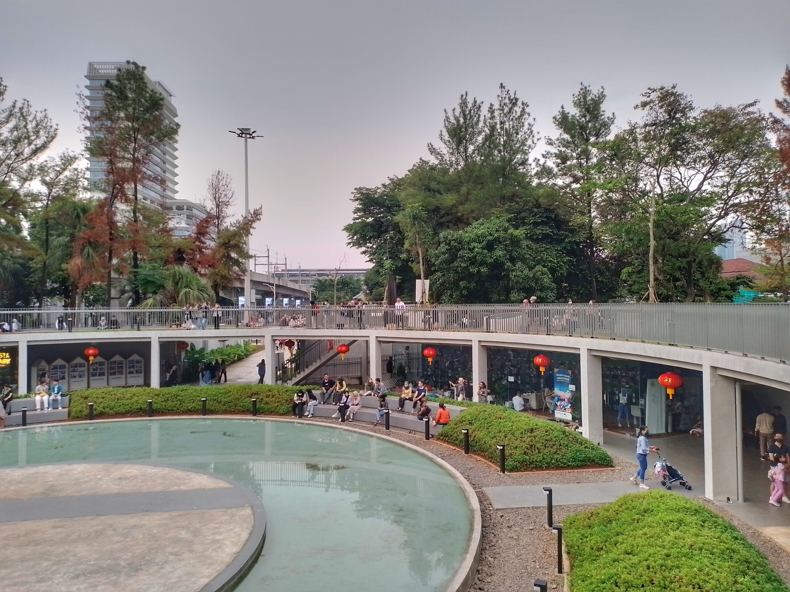 Aktivitas keluarga di Taman Literasi Blok M Jakarta Selatan