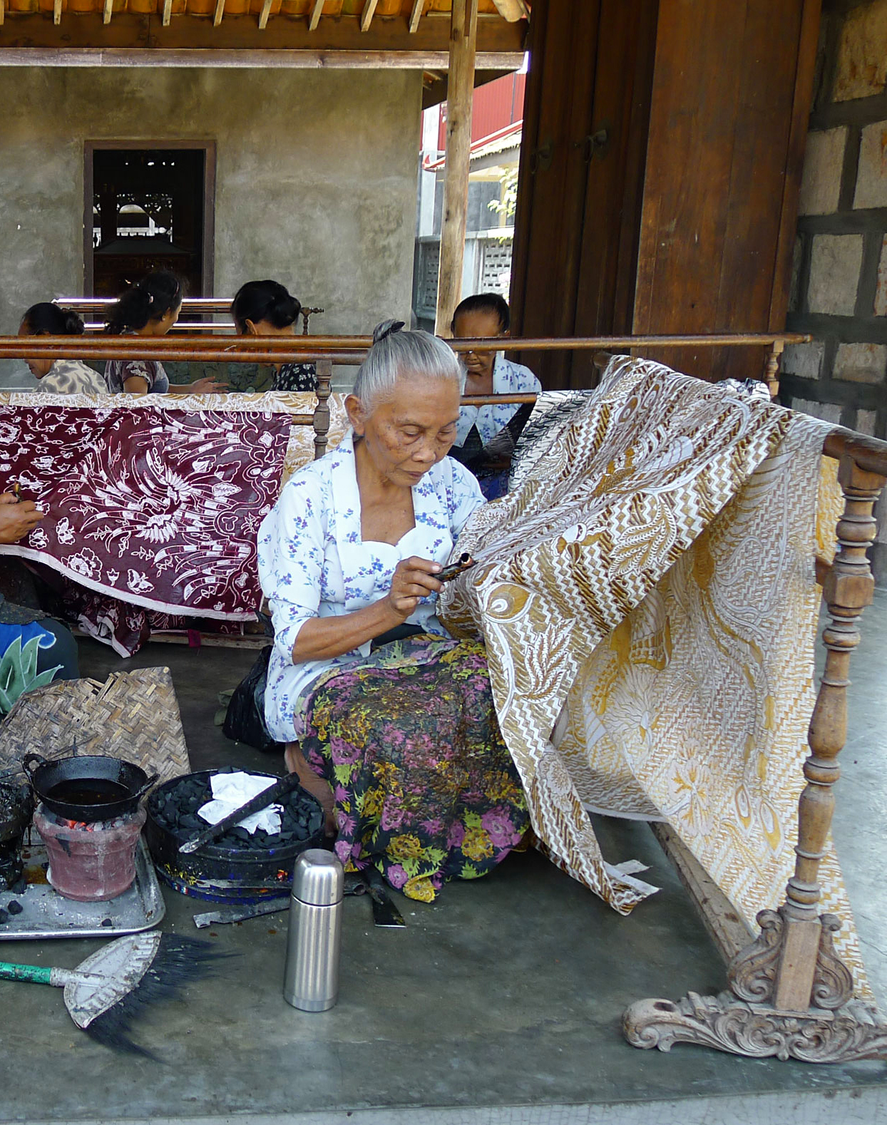 Aktivitas keluarga di Kampung Batik Laweyan