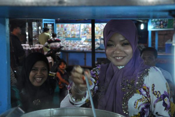Suasana kios kuliner malam untuk ilustrasi street food di kawasan perkotaan