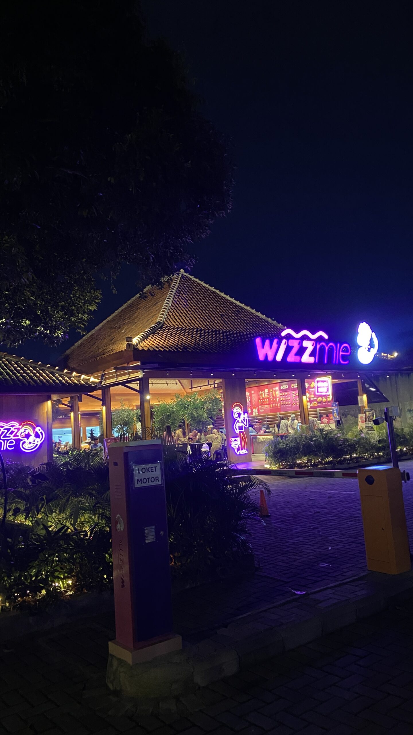 Area makan malam keluarga di Ngarsopuro Solo