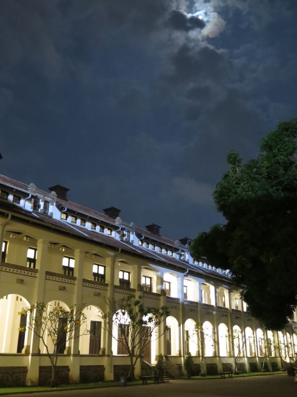 Lawang Sewu pada malam hari di Semarang