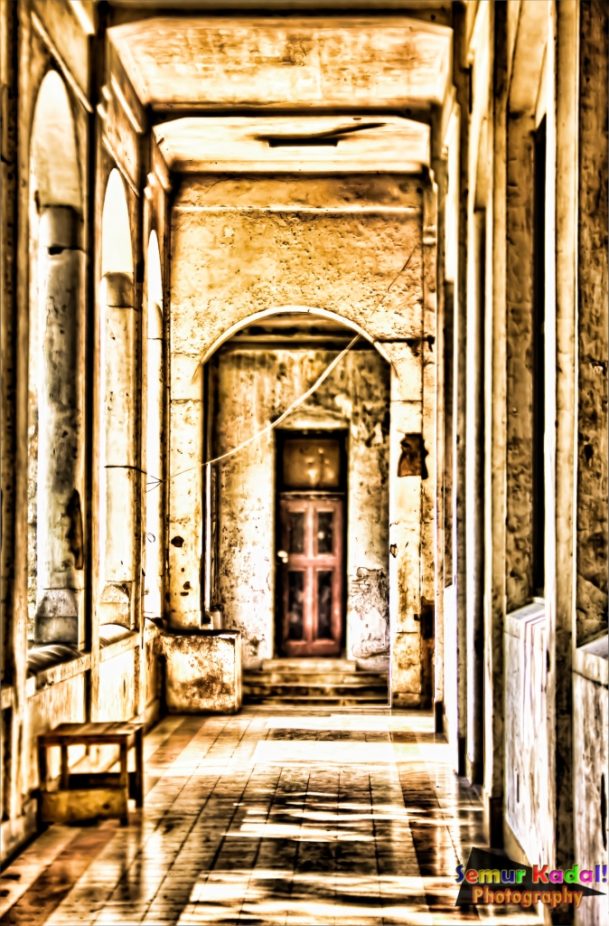 Fasad Lawang Sewu Semarang pada siang hari