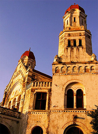 Fasad Lawang Sewu Semarang untuk panduan wisata