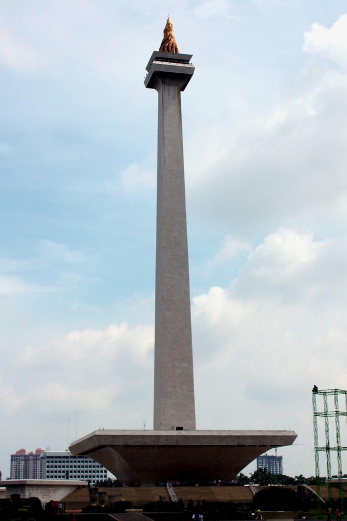 Monas Jakarta Pusat pada siang hari untuk wisata keluarga
