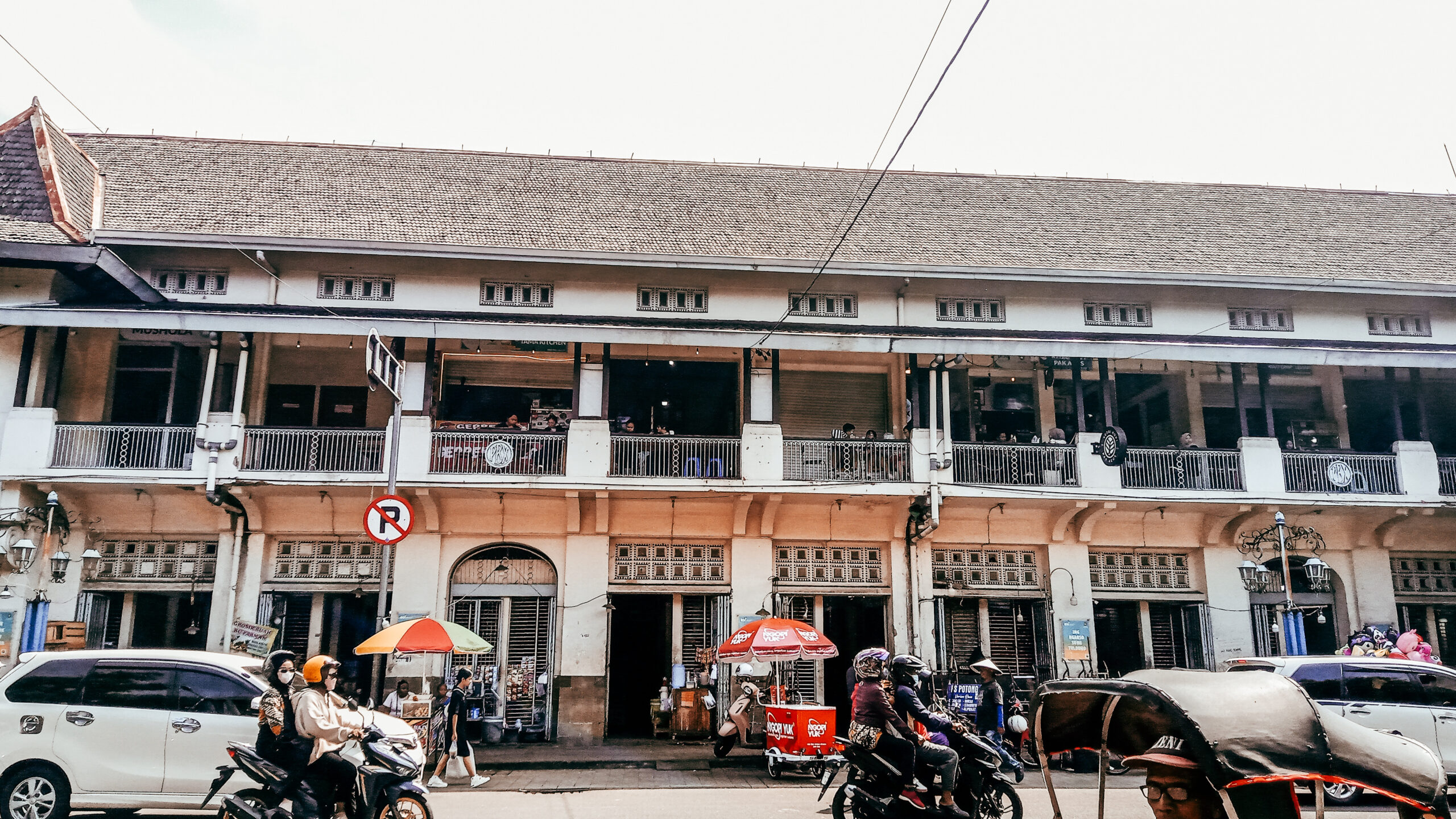 Suasana depan Pasar Gede Solo pada pagi hari, Surakarta