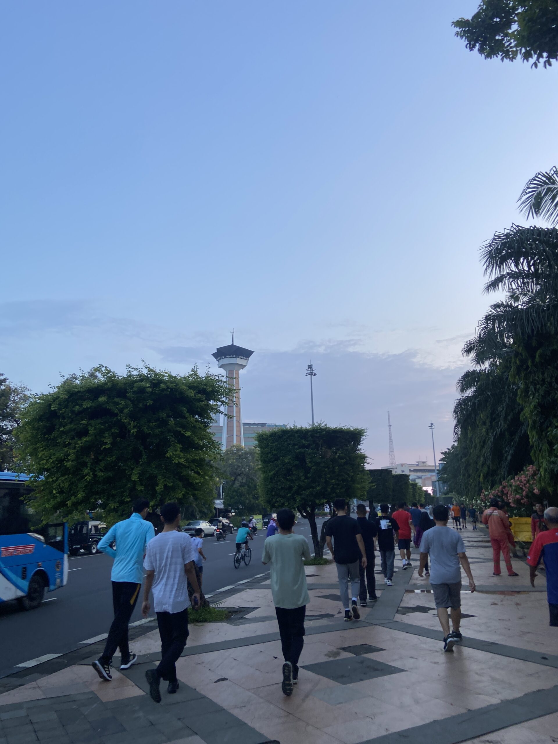 area simpang lima semarang malam hari untuk parkir keluarga