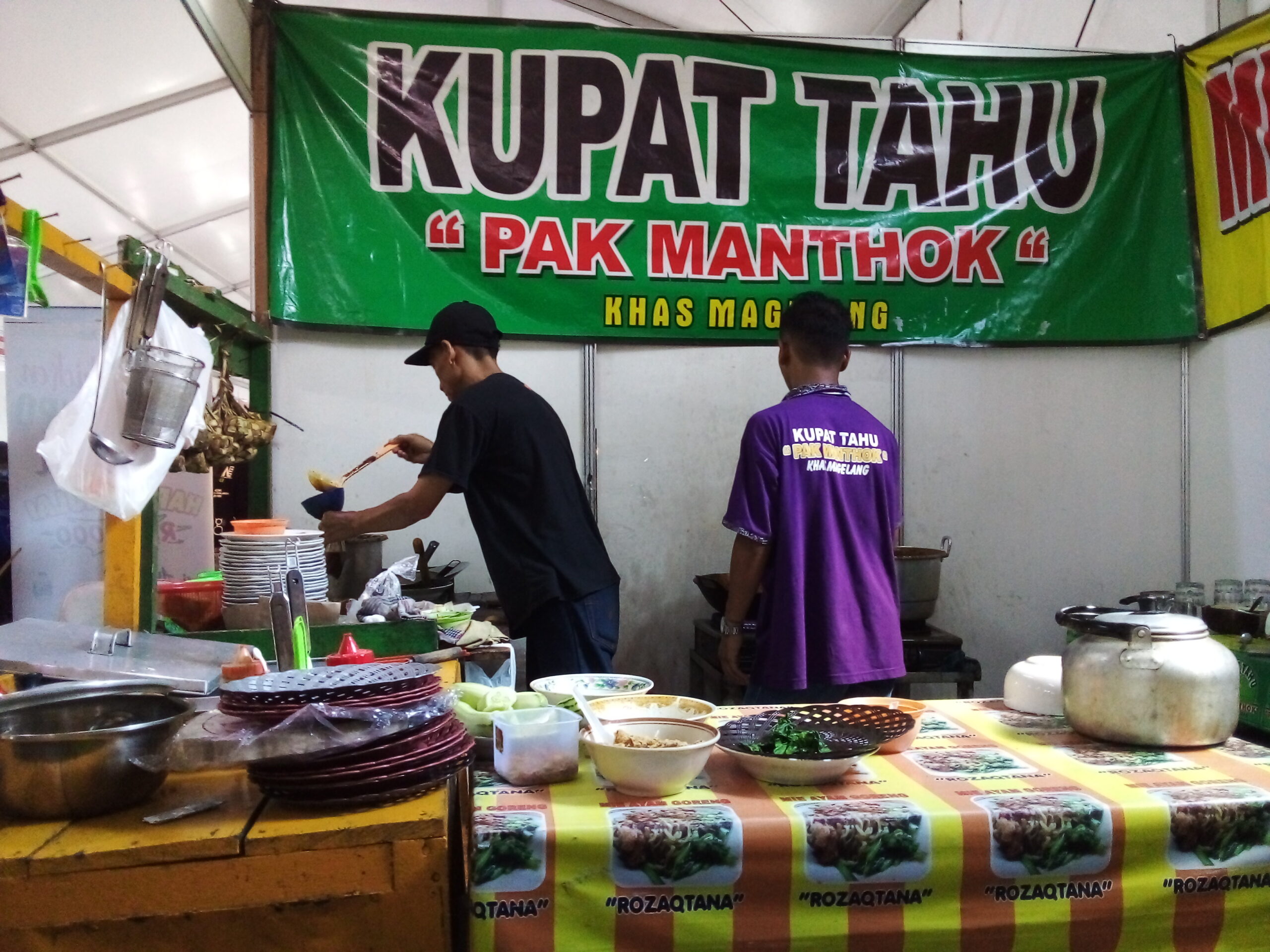 Tahu kupat khas Magelang disajikan di piring untuk referensi kuliner keluarga di Alun-Alun Magelang